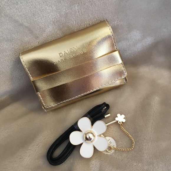 Marc Jacobs Daisy Solid Pin/Necklace - Picture 4 of 4